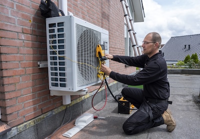 Een cv-ketel plaatsen duurt een halve dag, een warmtepomp soms drie dagen: branche vreest tekort aan