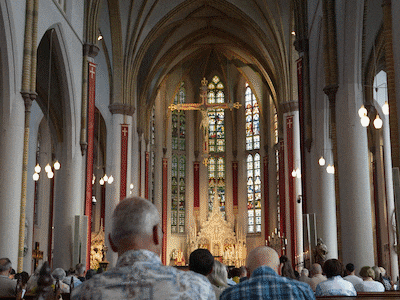 In Almelo zien ze het langzaam veranderen: jongeren vinden de weg naar de katholieke kerk terug