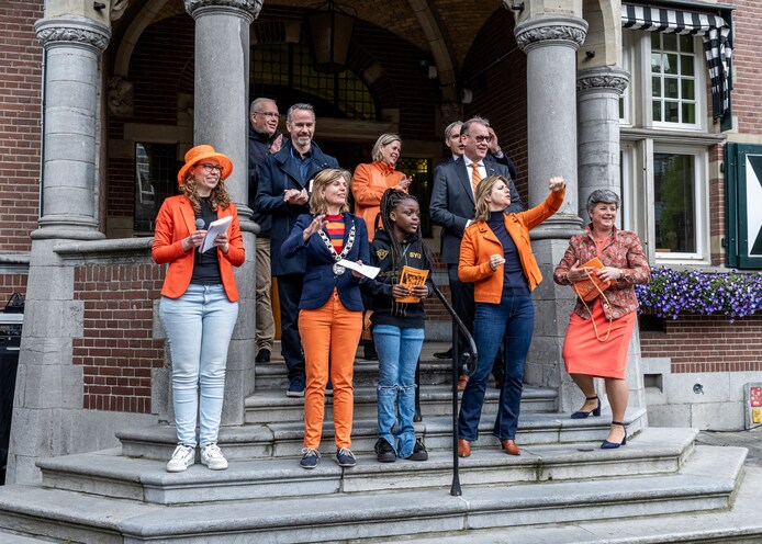 zeist-viert-koningsdag-met-orgel-joke-oranjemarkt-heel-veel-kleedjes
