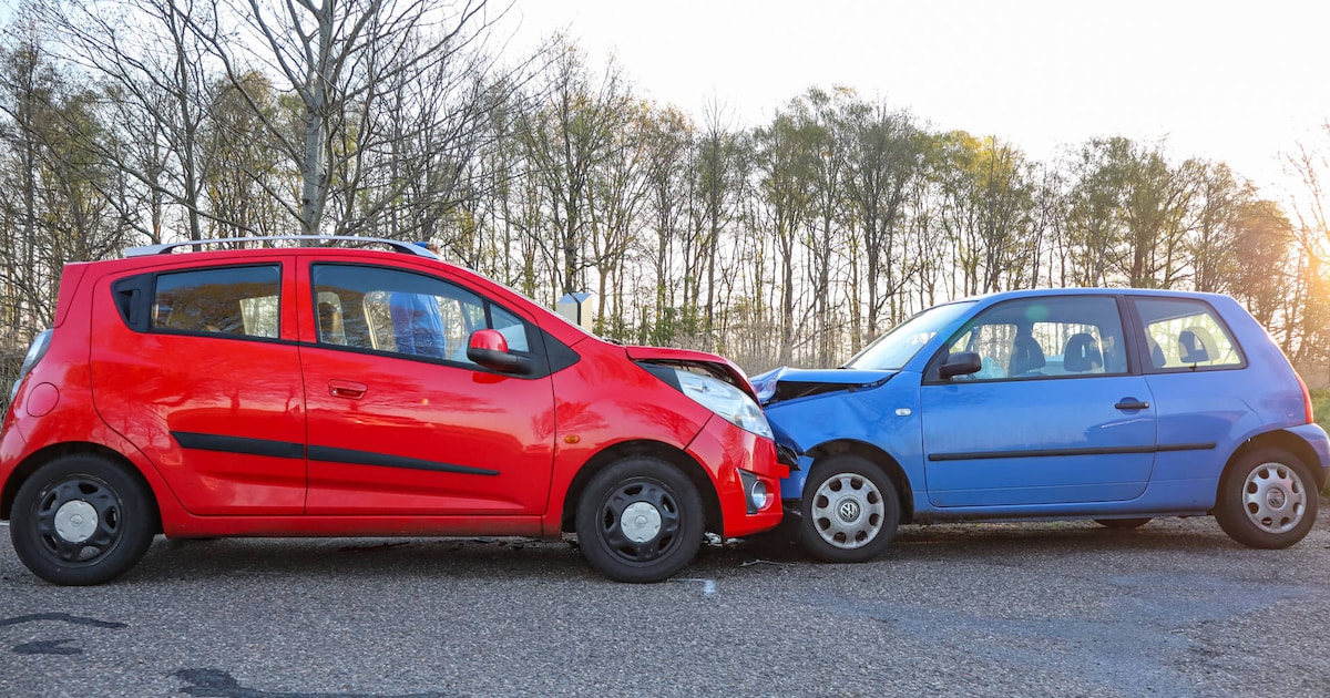Twee auto’s botsen frontaal op kruising in Dalerpeel