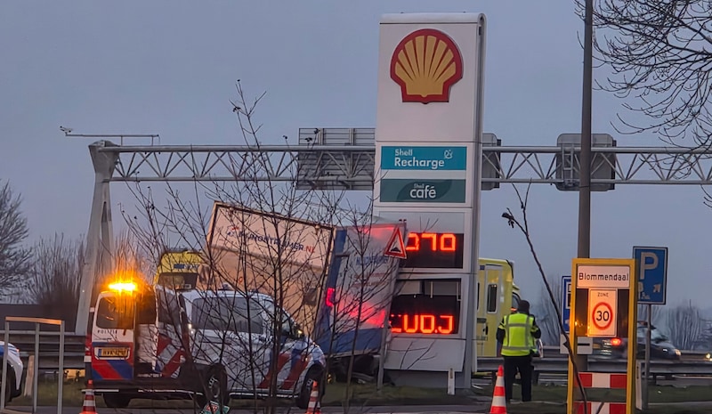 Vrachtwagen botst op tankstationbord langs A27 bij Meerkerk | 112 nieuws  Vijfheerenlanden | AD.nl