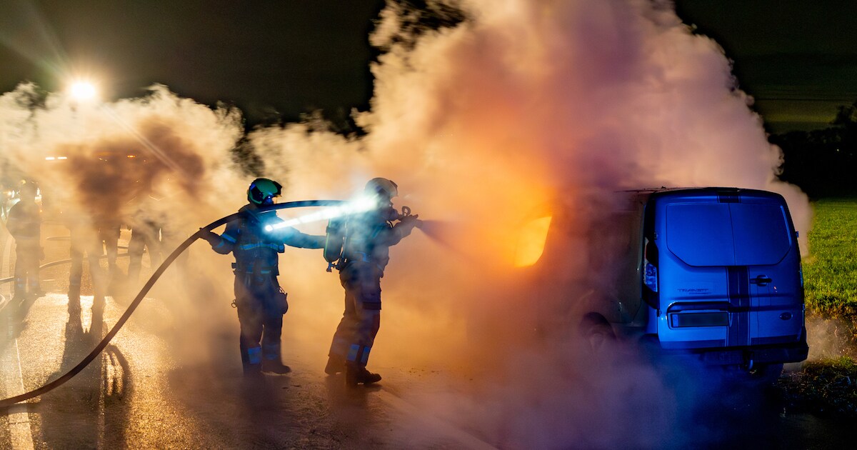 Hevige brand verwoest bestelbus op N267 bij Elshout, tijdelijke afsluiting zorgt voor lange file