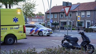 Scooter en auto botsen op fietspad in Oss, scooterrijder nagekeken door ambulancepersoneel