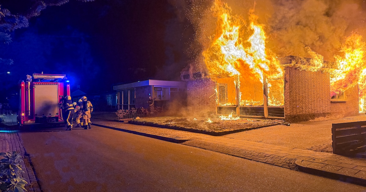 Huis in lichterlaaie op Bosplantsoen in Zevenhuizen