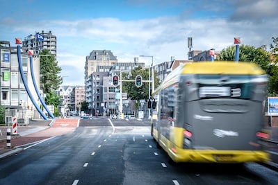 Week na werkzaamheden dreunt Monicabrug wéér als er bussen op rijden: gemeente grijpt opnieuw in