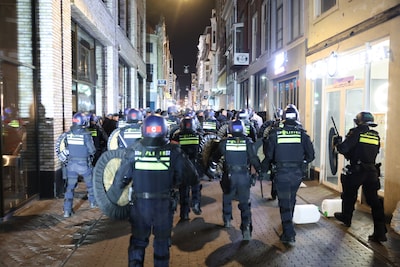 Na kampioensvreugde ADO slaat sfeer om: politie zet ME in en veegt centrum schoon