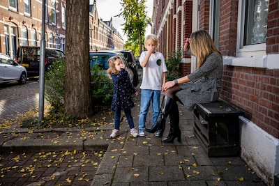 Lisette en haar buren zitten hele dag in penetrante ‘kotslucht’: ‘Het ruikt verschrikkelijk’