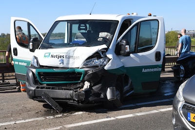 Twee ongevallen op de Molenbrug bij Kampen zorgen voor vertraging