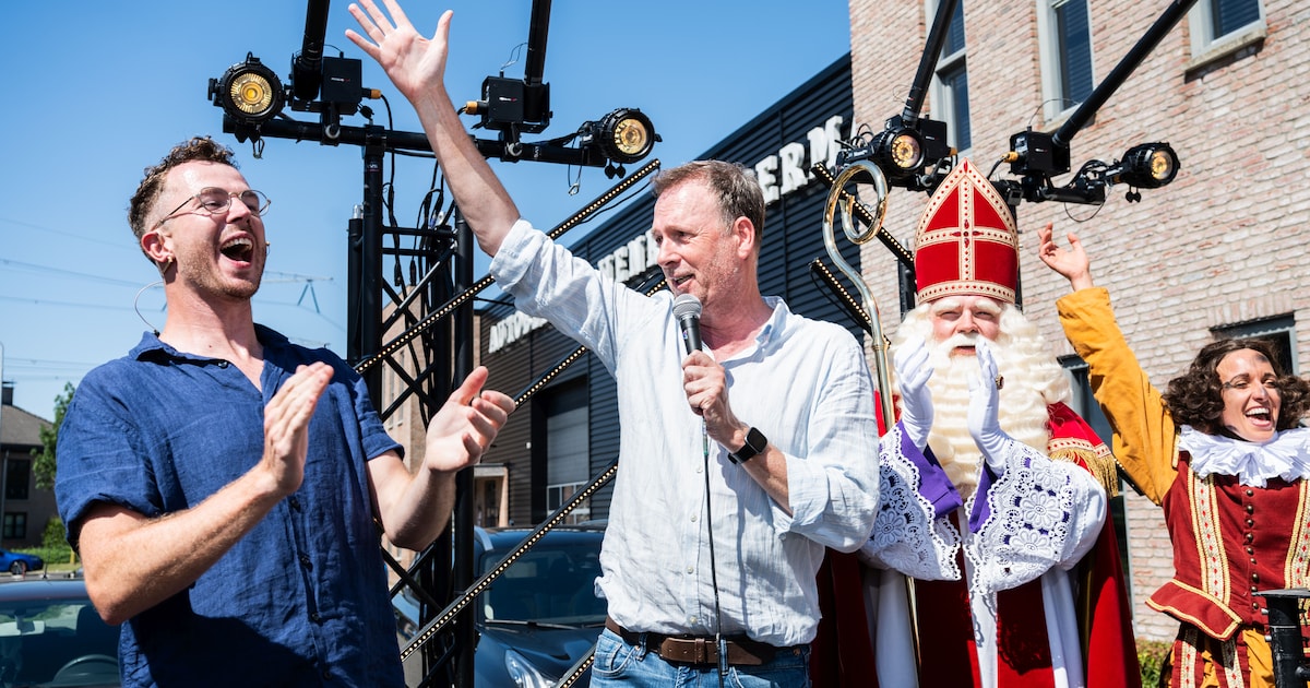 Sinterklaas ‘redt’ officiële opening van evenementenbureau Dodewaard | Foto