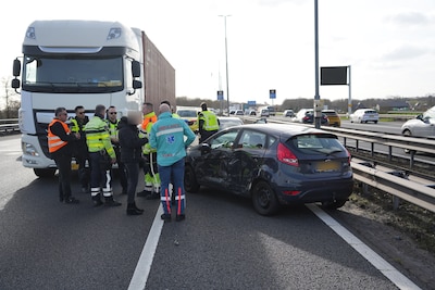 Botsing tussen vrachtwagen en auto op A28 bij Zwolle: 45 minuten vertraging