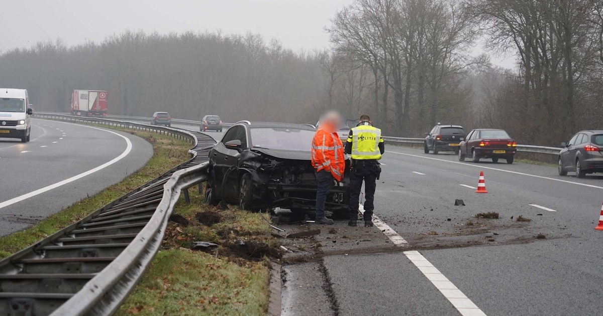 Auto raakt van de weg op de A28 bij Assen: bestuurder ongedeerd
