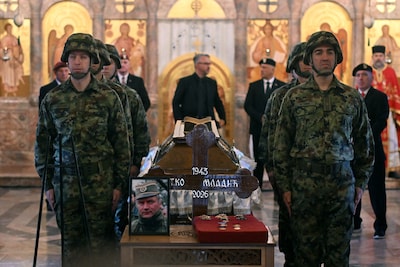 Duizenden Serviërs nemen in kerk afscheid van oorlogsmisdadiger Ratko Mladić