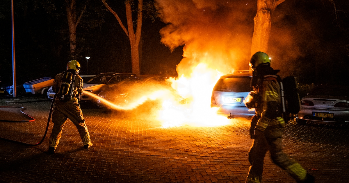 Auto uitgebrand in Alphen, naastgelegen voertuig ook beschadigd