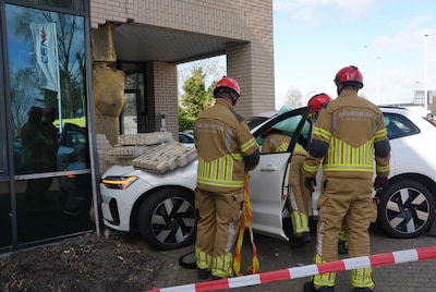 Vrouw rijdt tijdens parkeerpoging tegen kantoorpand in Waalwijk