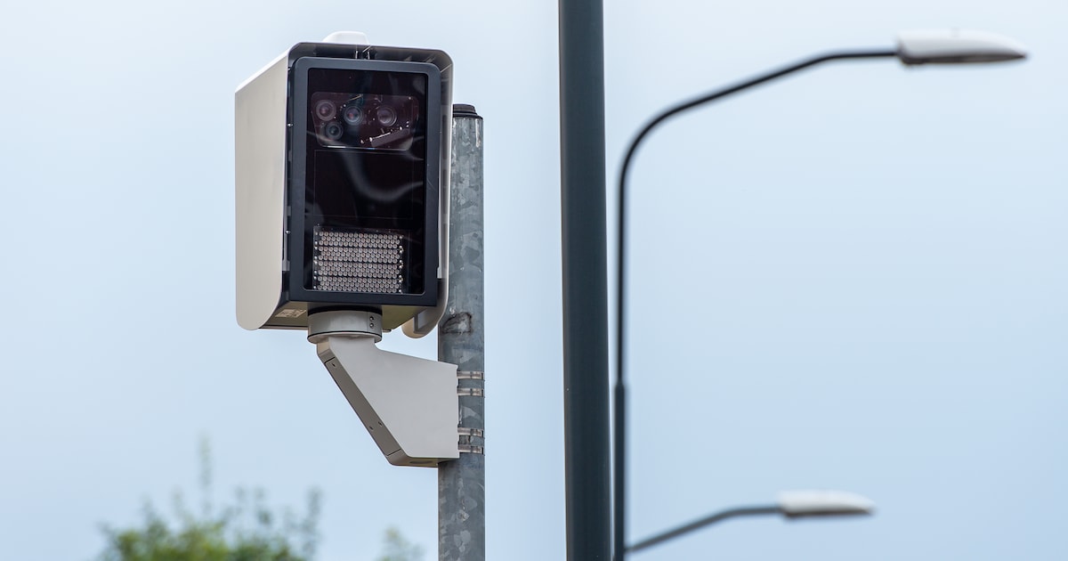 Flitspalen controleren verkeer op Randweg in Bergen op Zoom