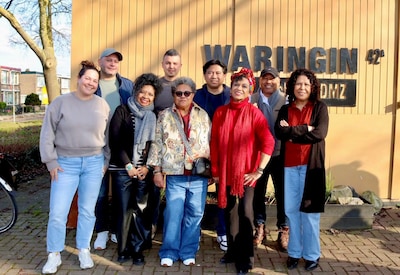 Kleurrijke stoet met Molukkers trekt langs drie Zevenaarse monumenten als teken van erkenning in bij