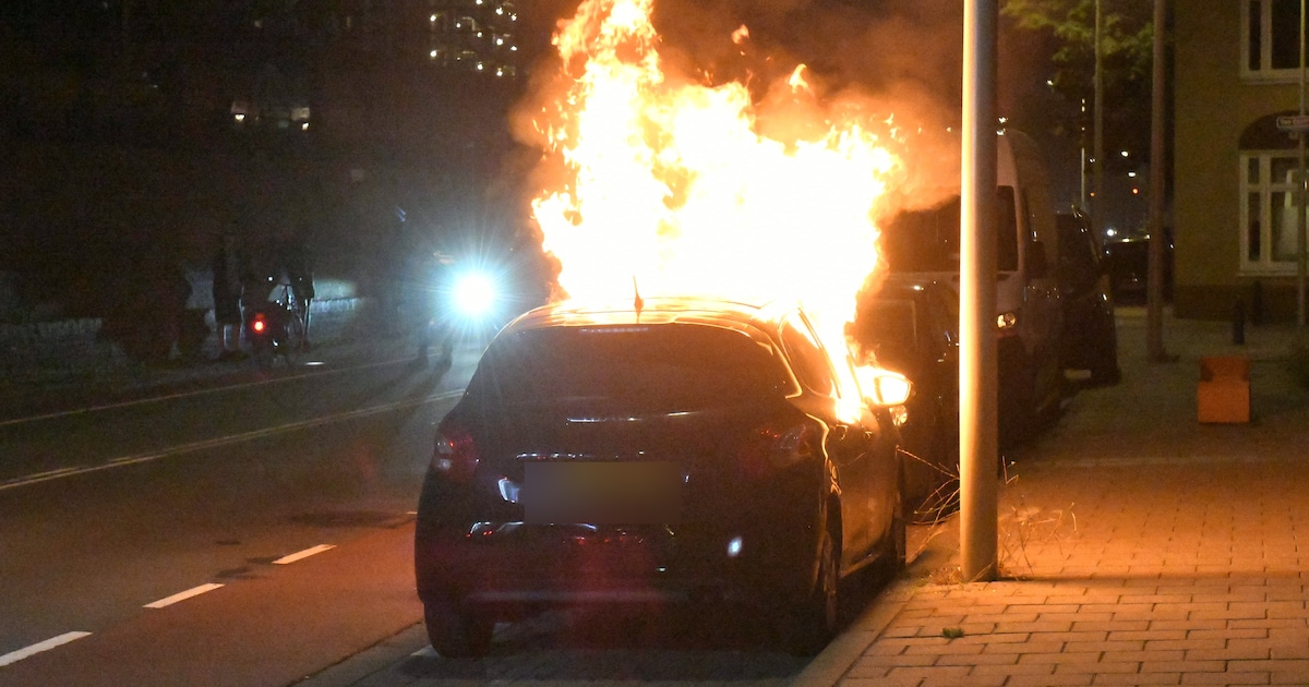 Geparkeerde auto vliegt in brand in de Schilderswijk