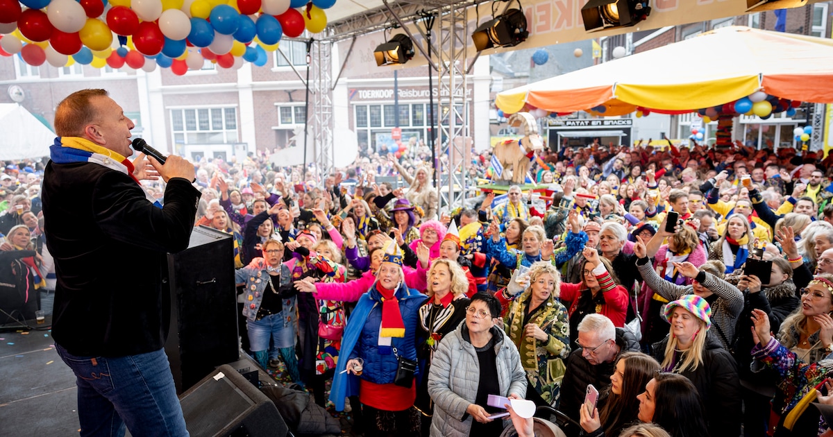 Volkszanger Jannes vreest een leeg plein op dinsdagochtend in Oldenzaal, maar het staat bomvol
