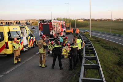 Been van motorrijder komt vast te zitten na crash op A1 bij Apeldoorn