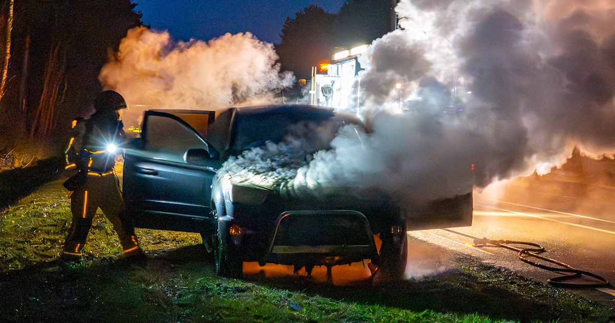 Bestuurder zet auto nét op tijd aan de kant wanneer die ineens in brand vliegt op N279 in Helmond