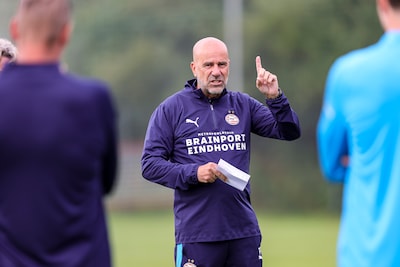 Bosz ziet Geertruida als optie voor de basis tegen Ajax, nieuwkomer Ayoni Santos meteen inzetbaar bij PSV