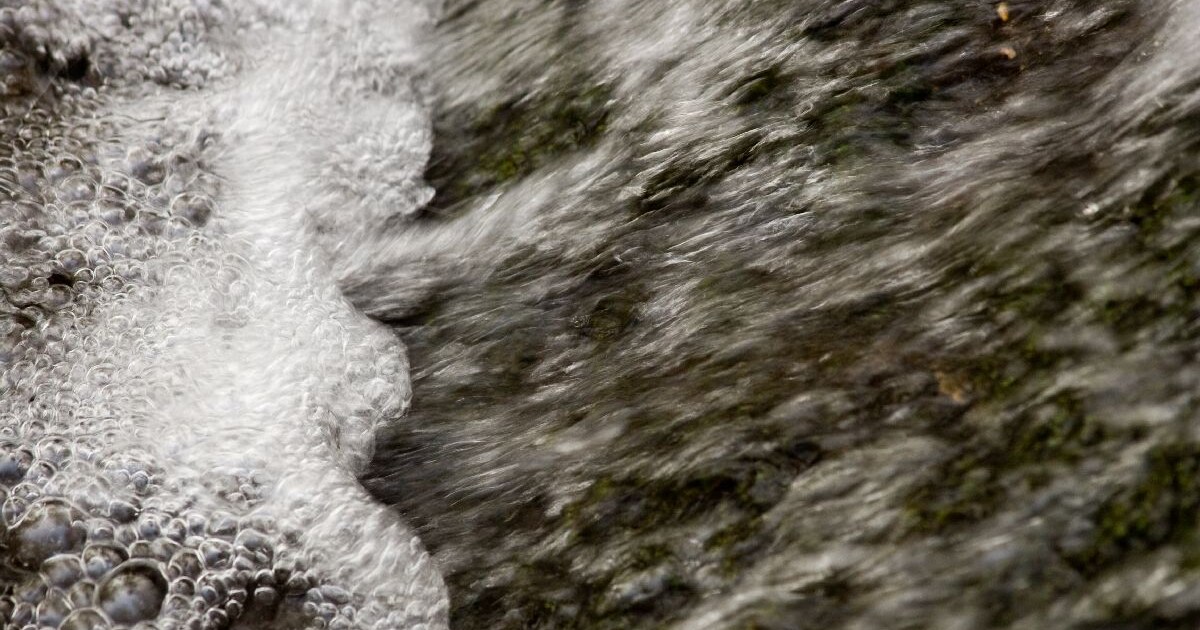 Mobiele meetgoot geplaatst bij camping in Waalre om waterniveau te monitoren