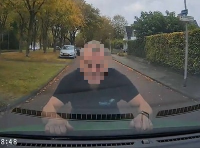 Bestuurder filmt hoe hij man meesleurt op motorkap na verkeersruzie: ‘Ik zou het niet doen!’