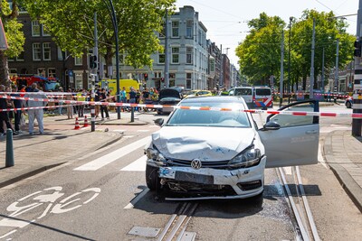 Aanhouding na botsing tussen auto's op kruispunt in Rotterdam-West