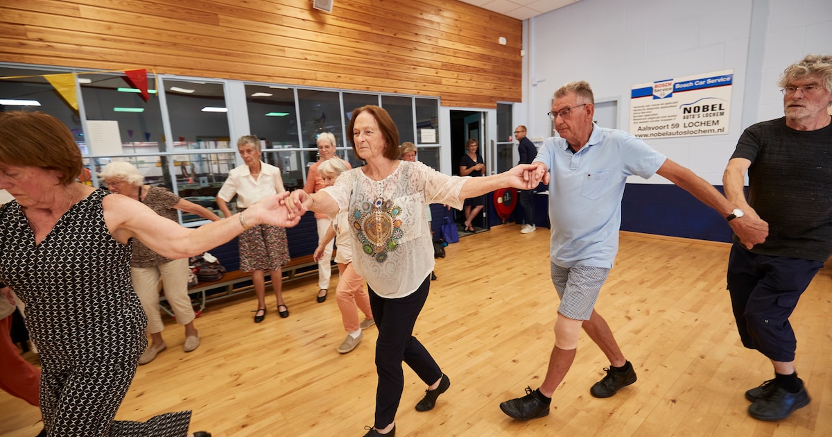 Volksdansgroep Winsum-Baflo danst weer in De Blauwe Schuit