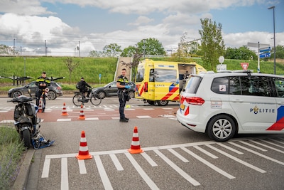 Twee scooters botsen op kruising in Westervoort