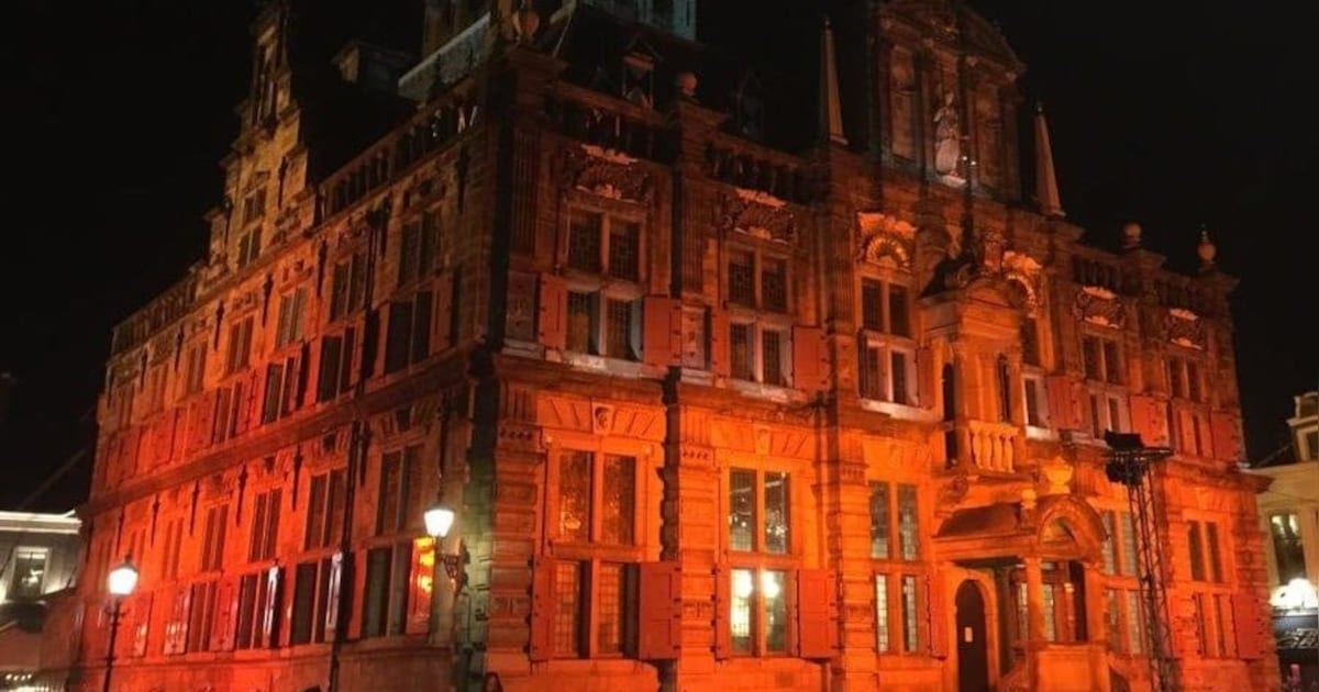 Venlose bruggen en kunstwerken verlicht in strijd tegen geweld