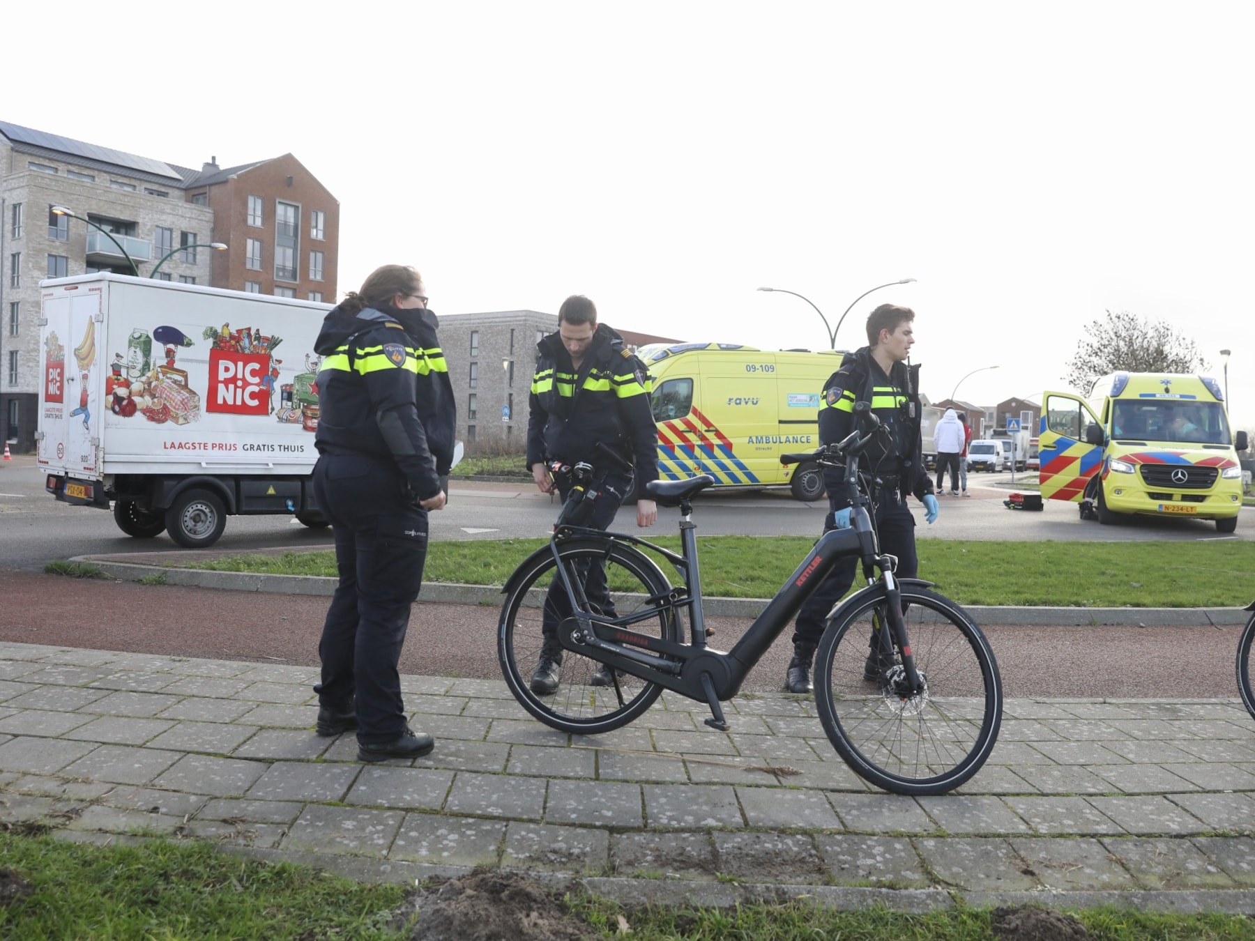 Fietser zwaargewond bij botsing met wagen van bezorgdienst in Bunschoten