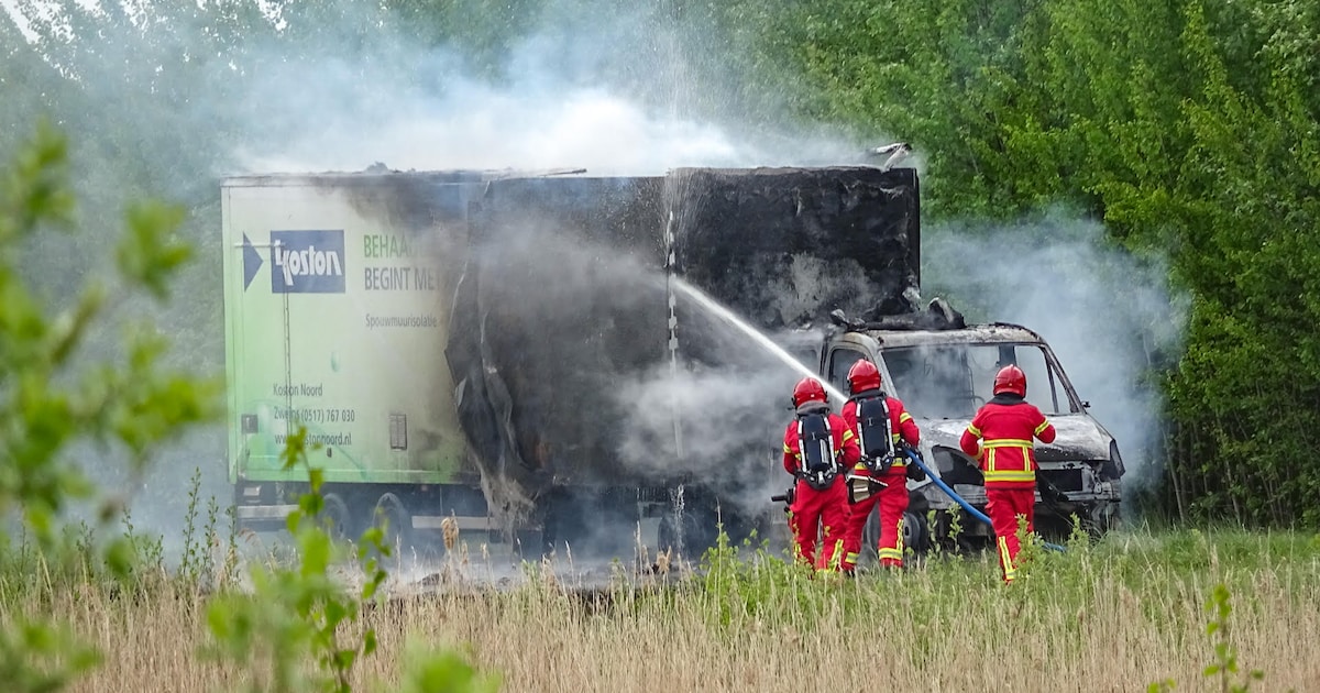 Cabine van vrachtwagen volledig uitgebrand op N361 in Lauwersoog