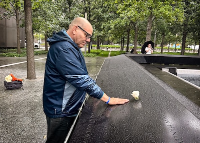 Bloemist Mikey Flowers overleefde 9/11 op het nippertje, maar draagt de ramp nog elke dag met zich mee