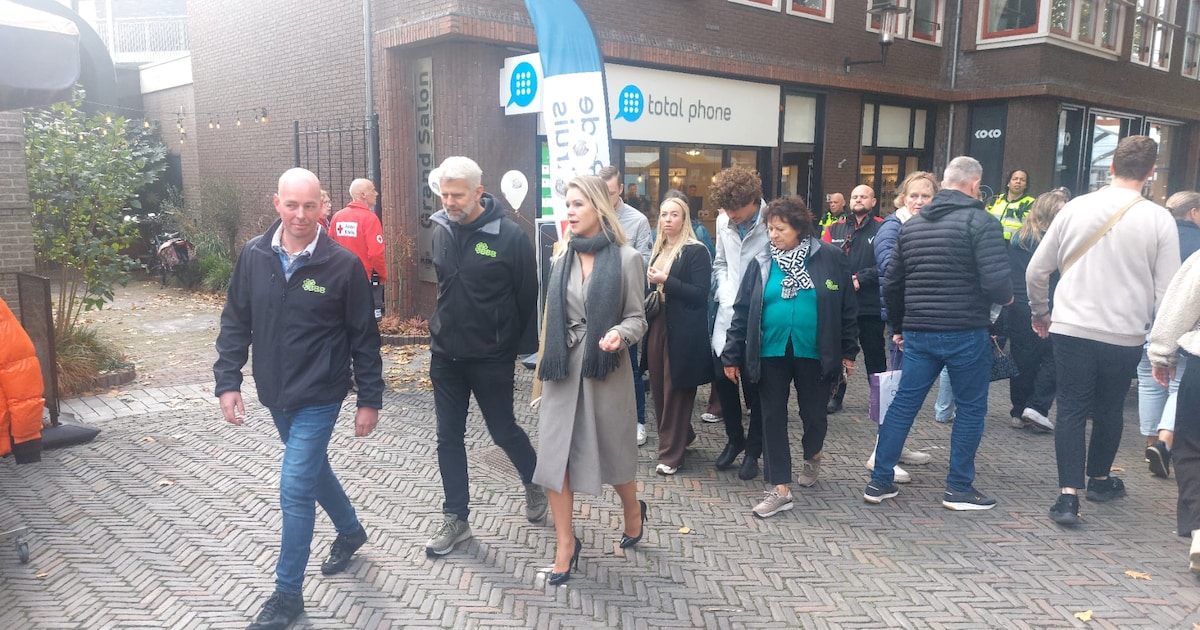 Hoog bezoek: minister Femke Wiersma loopt rond op Koeiemart