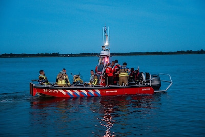 Zoekactie op water in Biddinghuizen eindigt goed na vondst van twee zwemmers