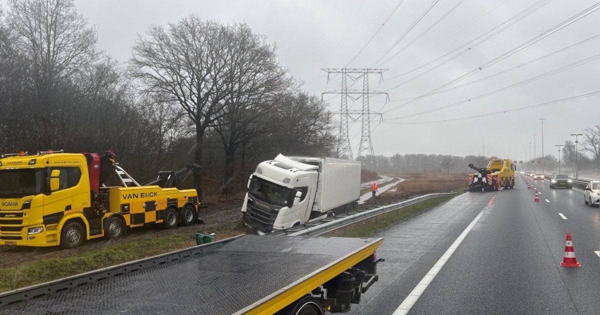 Vrachtwagen eindigt in de berm langs de A58 bij Moergestel: rijstrook uren dicht