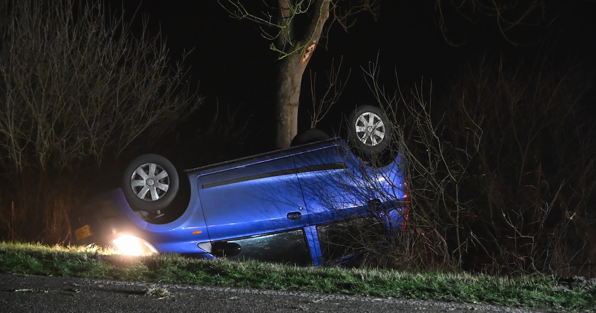 Auto over de kop geslagen op weg tussen Ossenzijl en Oldemarkt