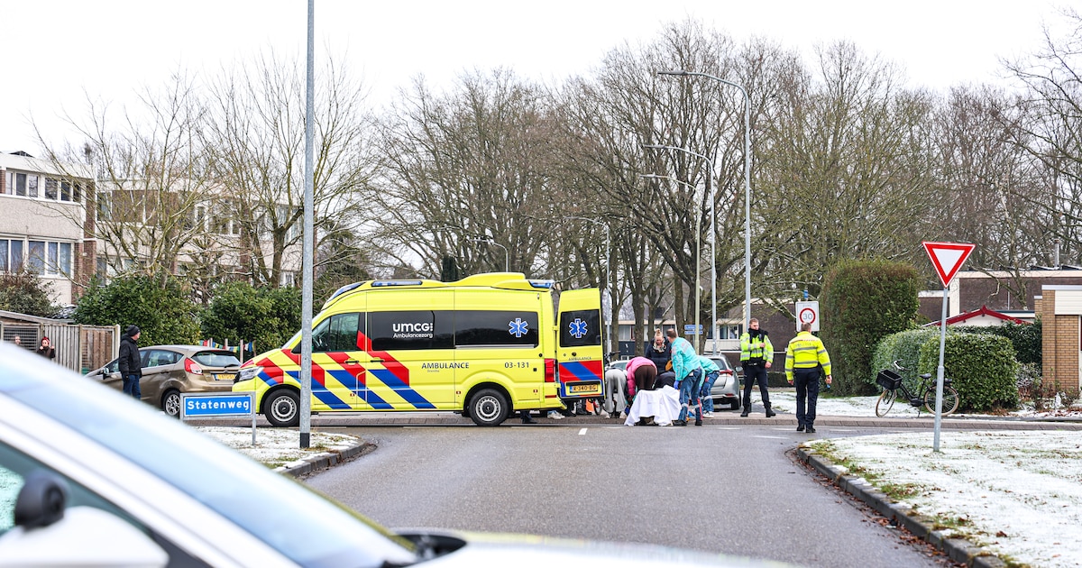 Fietser gewond na botsing met auto op kruispunt in Emmen | 112 nieuws Emmen