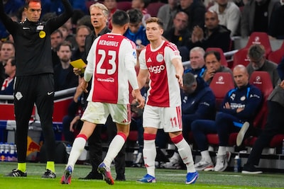 Ajax met ingevallen debutanten op zoek naar gelijkmaker in intense topper tegen PSV