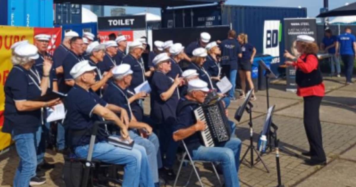 Shantykoor trekt door Almere Haven tijdens Shantywalk