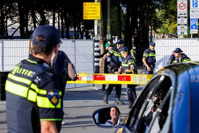LIVE Prinsjesdag | Activisten gooien rode verf op route van rijtoer Prinsjesdag