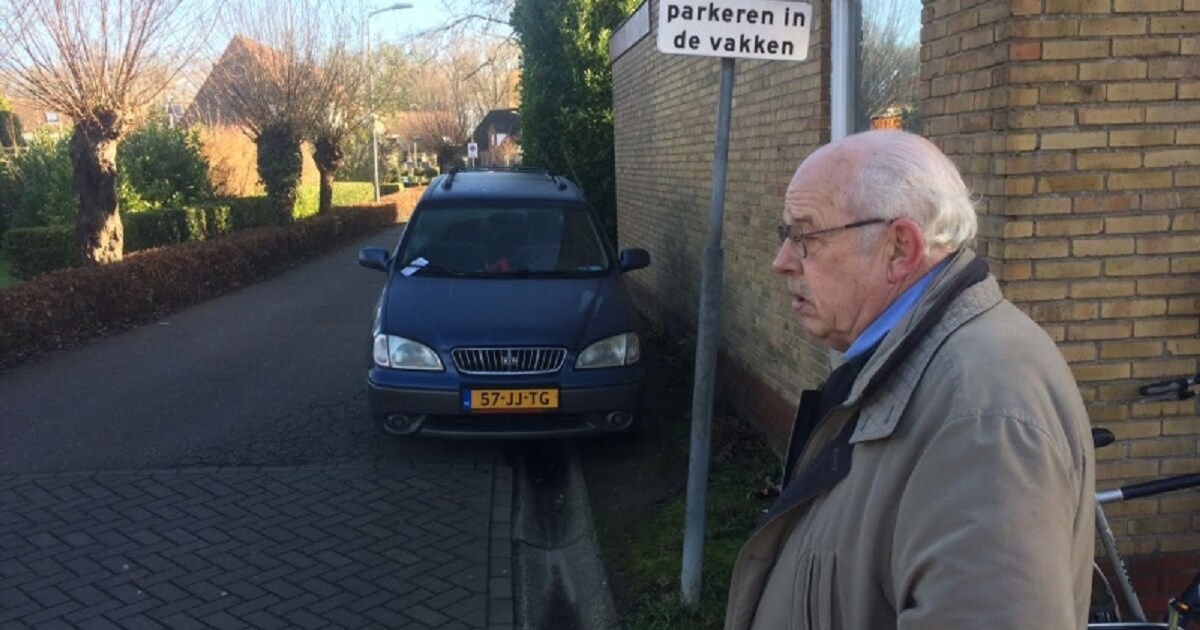 Sjaak krijgt boete voor verkeerd parkeren na klapband op Eerste Kerstdag