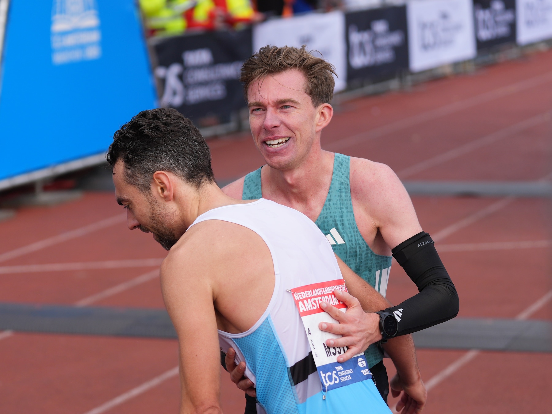 Nooit eerder volbracht Marco van Etten een marathon op gewone schoenen: ‘Dacht dat het niet meer haalbaar was’