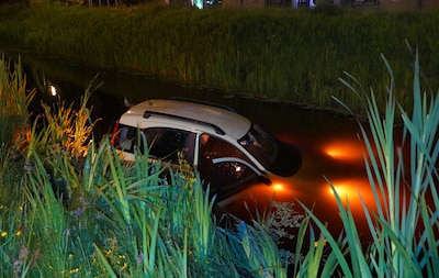 Auto belandt in het water in Rosmalen, bestuurder al uit voertuig voordat hulpdiensten arriveren