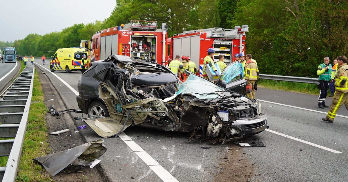 Snelweg A28 bij Wezep dicht nadat auto achterop vrachtwagen botst, bestuurder gewond