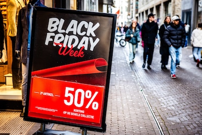 Koopjeskoorts overspoelt steden: ‘Door overconsumptie putten we onze aarde uit’