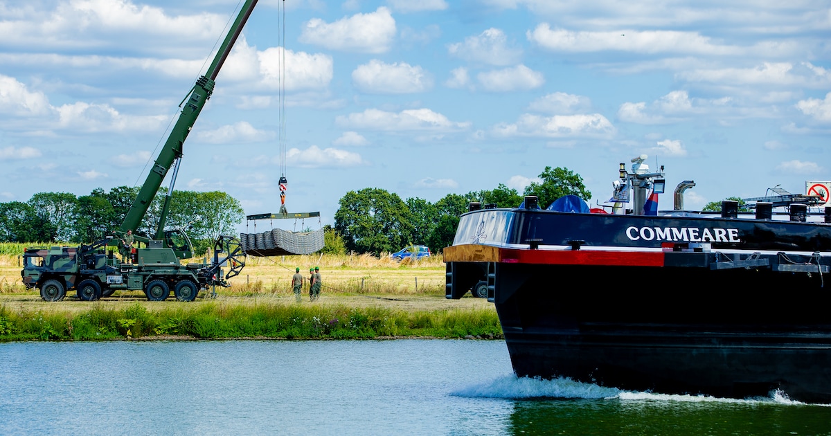 Vierdaagselopers gaan over nieuwe pontonbrug de Maas over