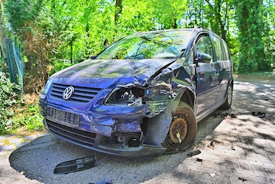 Flinke schade aan auto en werkbus door frontale botsing in Leende