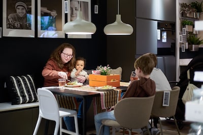 Aanschuiven in de showroom voor Zweedse balletjes: klanten testen eettafels voor één keer echt uit b